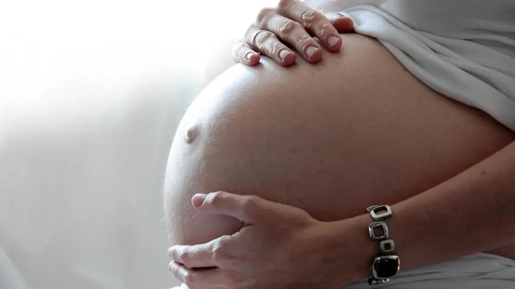 Eine-Frau-haelt-ihren-schwangeren-Bauch