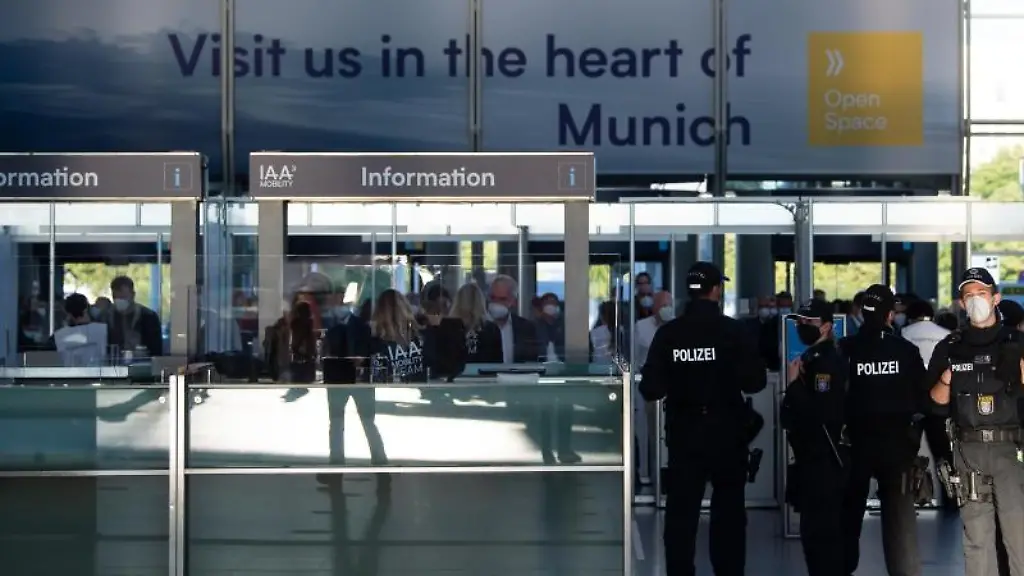 Polizisten-stehen-am-vor-Beginn-der-IAA-Mobility-am-Eingang-West