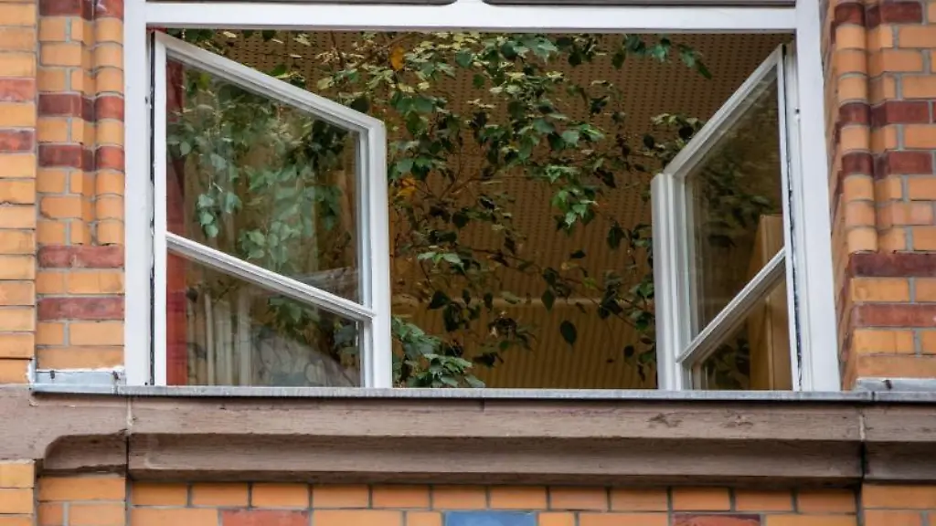 Ein-Fenster-einer-an-einer-Schule-ist-zum-Lueften-geoeffnet