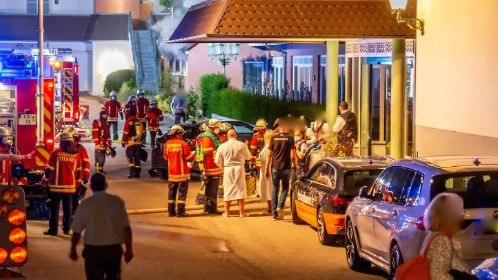 Feuerwehrleute-und-Hotelgaeste-stehen-vor-dem-Eingang-des-Hotels-in-Ettlingen