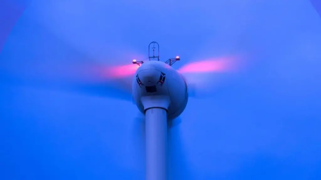 Eine-Windkraftanlage-dreht-sich-in-einem-Windpark