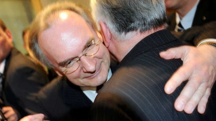 CDU-Kandidat Haseloff umarmt Ministerpräsident Böhmer.