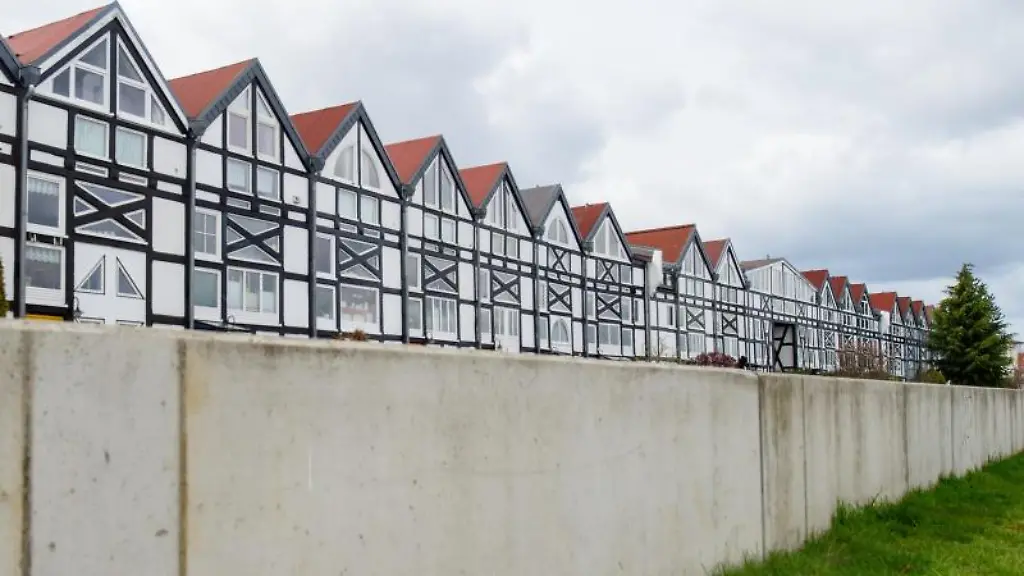 Eine-Hochwasserschutzanlage-ist-vor-einer-Haeuserreihe-zu-sehen