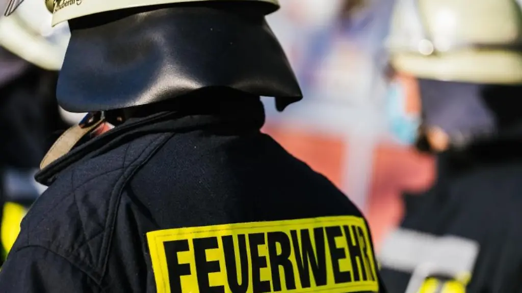 Einsatzkraefte-der-Feuerwehr-in-Schutzkleidung