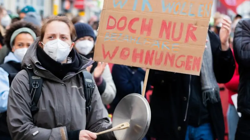 Eine-Frau-mit-Kochtopfdeckel-und-einem-Schild-nimmt-an-einer-Demonstration-teil