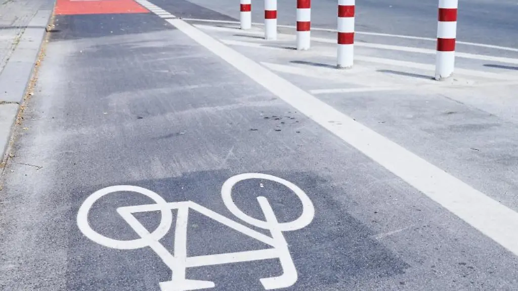 Ein-Radstreifen-in-Berlin-ist-mit-einem-Fahrradsymbol-gekennzeichnet