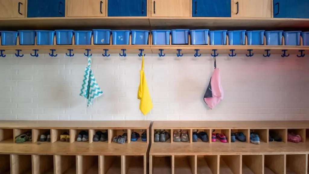Eine-leere-Garderobe-in-einer-Kita