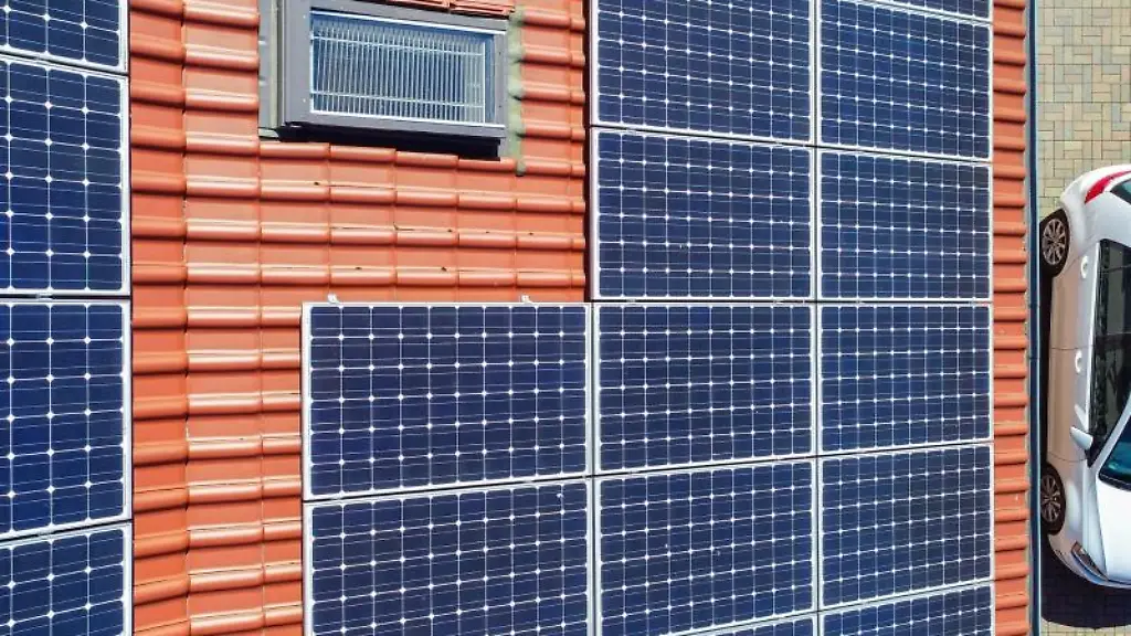 Eine-Photovoltaikanlage-auf-einem-Eigenheim