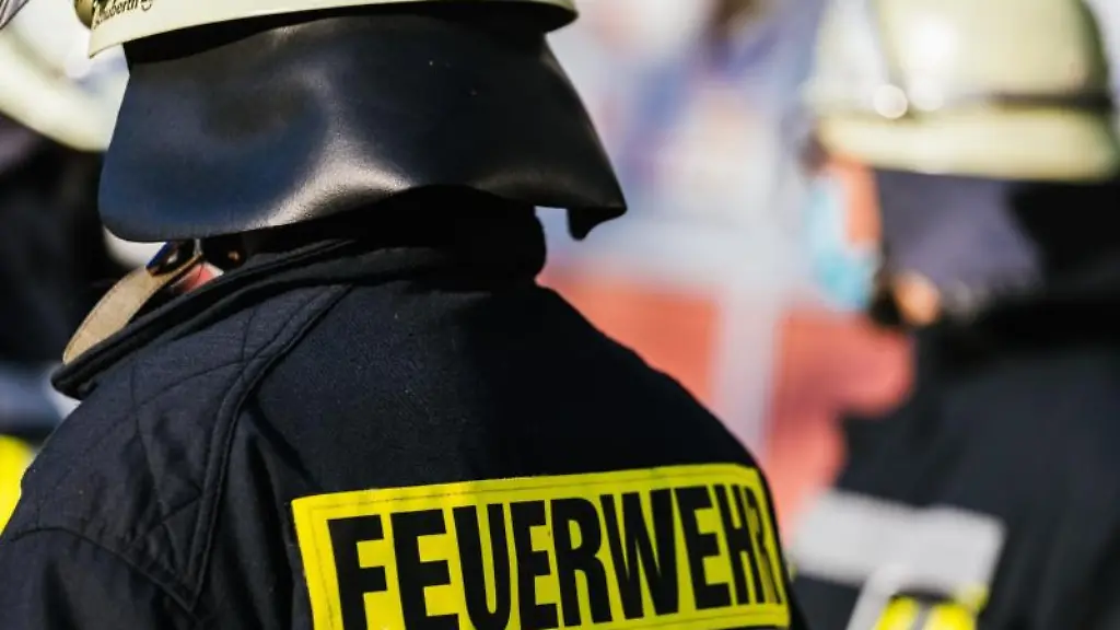 Einsatzkraefte-der-Feuerwehr-in-Schutzkleidung