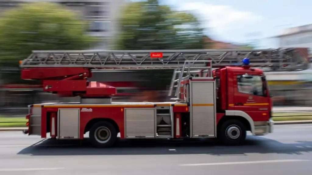 Ein-Feuerwehrauto-faehrt-mit-Blaulicht-zu-einem-Einsatz
