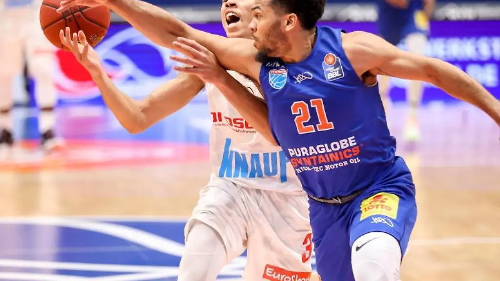 Weissenfels-Quinton-Hooker-r-im-Duell-mit-Wuerzburgs-Tyson-Ward