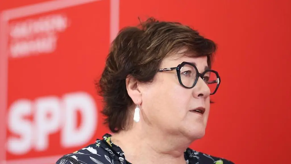 Petra-Grimm-Benne-amtierende-Sozialministerin-von-Sachsen-Anhalt-waehrend-einer-Pressekonferenz