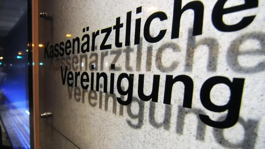 Ein-Hinweisschild-mit-dem-Schriftzug-Kassenaerztliche-Vereinigung