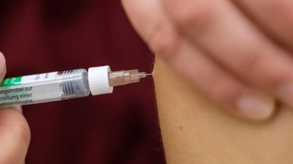 Eine-Arzthelferin-impft-eine-Patentin-mit-einer-Spritze