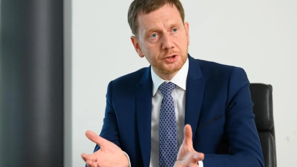 Ministerpraesident-Michael-Kretschmer-CDU-gestikuliert-waehrend-eines-Interviews