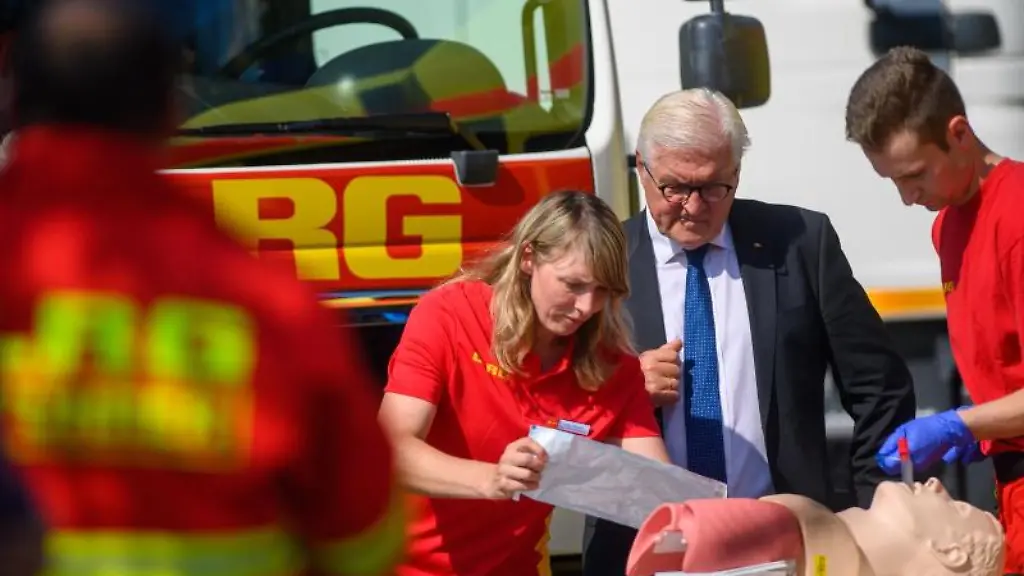 Bundespraesident-Frank-Walter-Steinmeier-SPD-2-v-r-besucht-die-DLRG