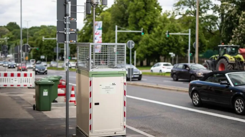 Autos-fahren-an-einer-Messstation-vorbei