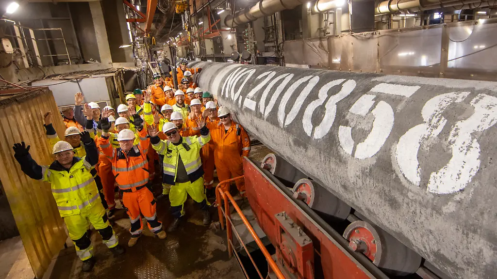 Spezialisten-auf-dem-Verlegeschiff-Fortuna-haben-das-letzte-Rohr-der-beiden-Straenge-der-Nord-Stream-2-Pipeline-verschweisst