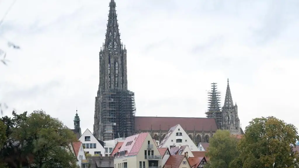 Zwei-junge-Maenner-die-auf-dem-Turm-des-Ulmer-Muensters-herumgeklettert-sind-wurden-vorlaeufig-festgenommen