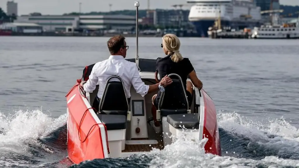 Inken-Kuhl-und-Holger-Thielen-von-der-Foerde-Sparkasse-fahren-mit-einem-E-Tretboot