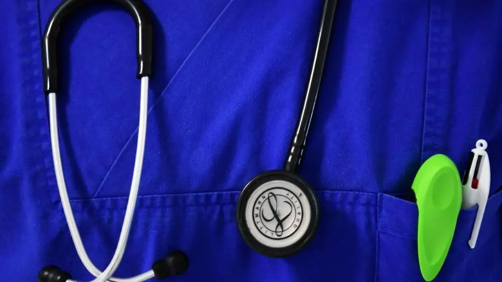 Ein-Stethoskop-haengt-um-den-Hals-eines-Arztes-einer-internistischen-Intensivstation