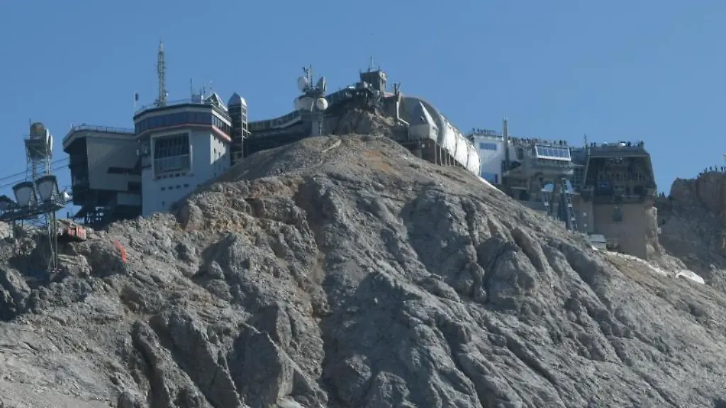 Gebaeude-stehen-auf-dem-Zugspitzgipfel