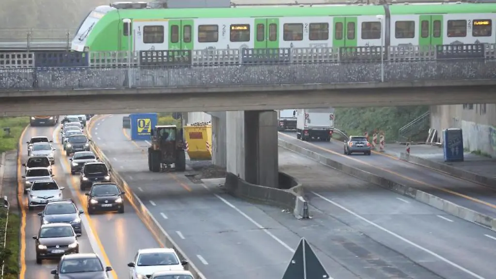 Ein-Nahverkehrszug-faehrt-ueber-eine-seit-dem-Morgen-freigegebene-Hilfsbruecke