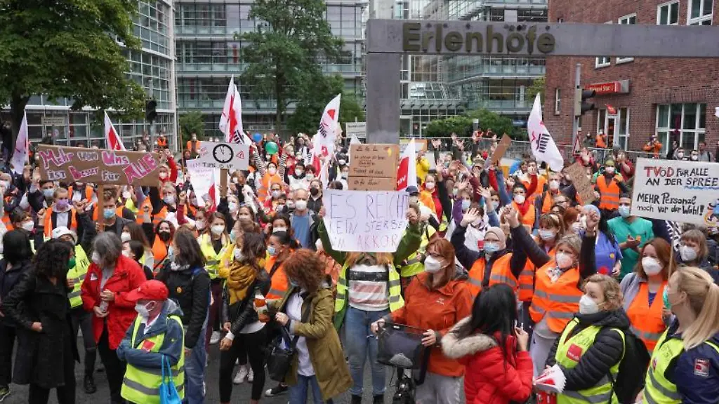 Zahlreiche-Pflegekraefte-und-andere-Beschaeftigte-streiken
