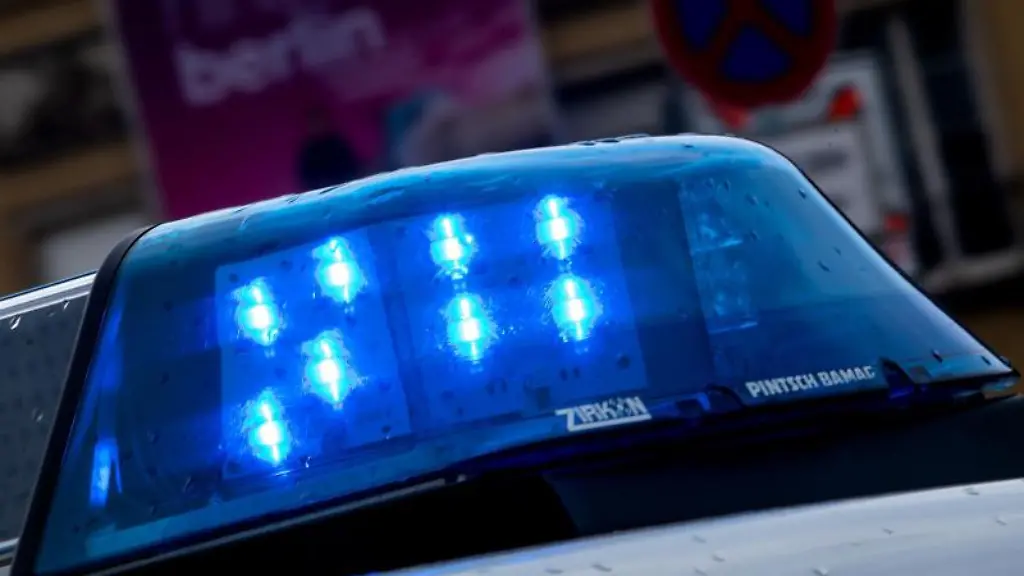 Ein-Polizeiauto-ist-mit-Blaulicht-im-Einsatz