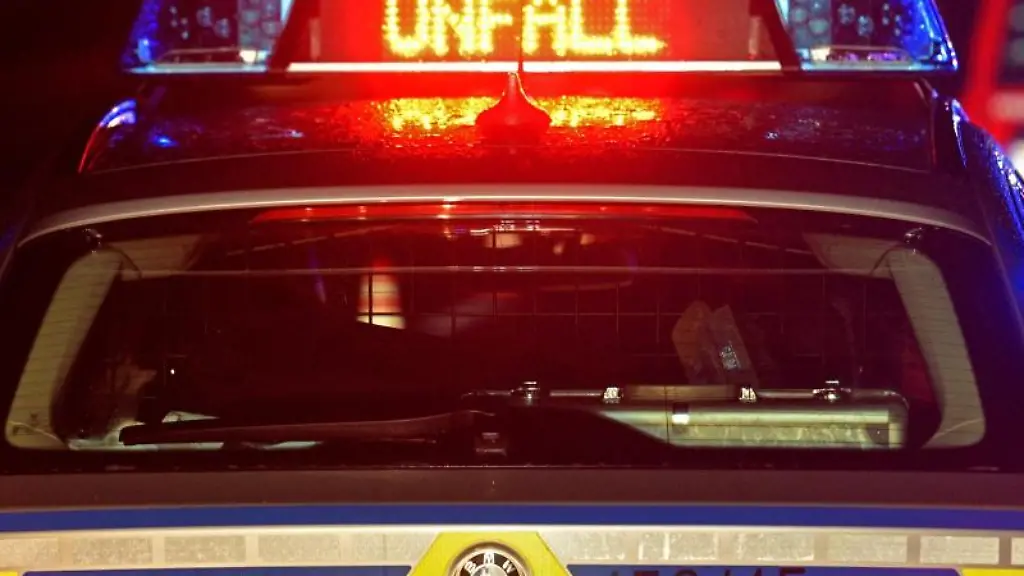 Ein-Streifenwagen-der-Polizei-steht-an-einer-Unfallstelle