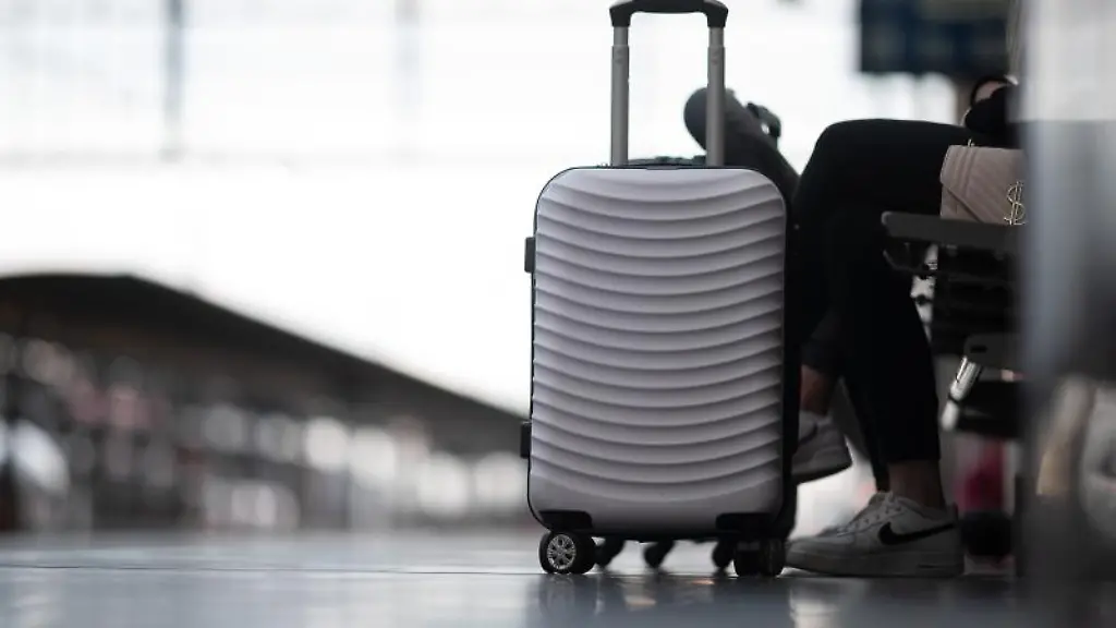 Passagiere-warten-am-Bahnhof-auf-ihren-Zug