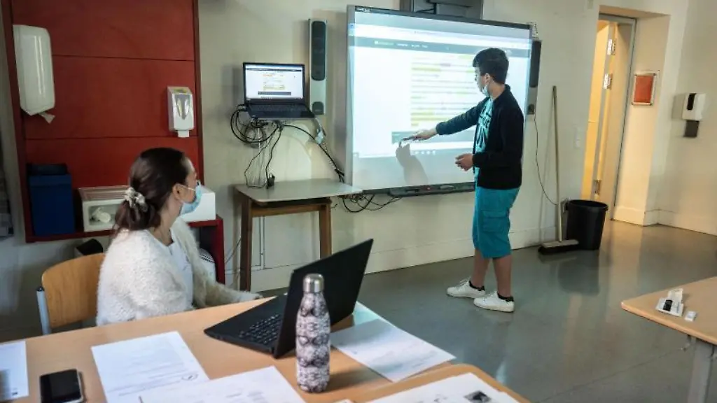 Ein-Schueler-bearbeitet-eine-Fragestellung-an-einem-Smartboard