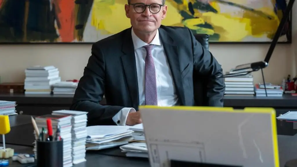 Berlins-Regierender-Buergermeister-Michael-Mueller-SPD-sitzt-an-seinem-Schreibtisch-im-Roten-Rathaus