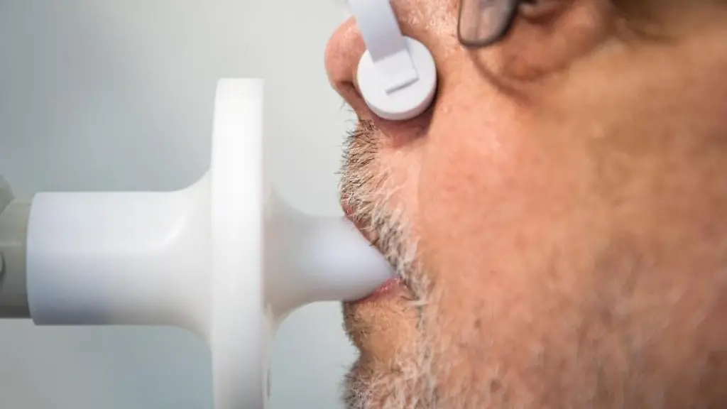 Ein-Patient-sitzt-in-einer-Klinik-in-der-Long-Covid-Patienten-behandelt-werden-in-einem-Bodyplethysmographen