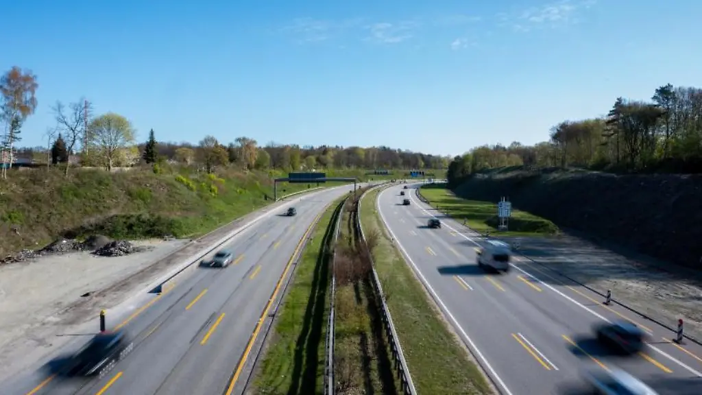 Autos-fahren-ueber-die-A7