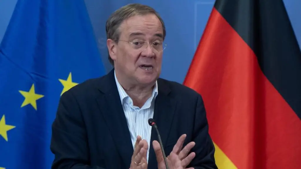 Armin-Laschet-Kanzlerkandidat-der-Union-und-Vorsitzender-der-CDU-spricht