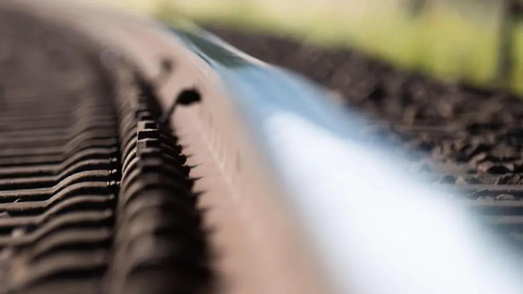 Gleise-liegen-im-Gleisbett-auf-der-Bahnstrecke