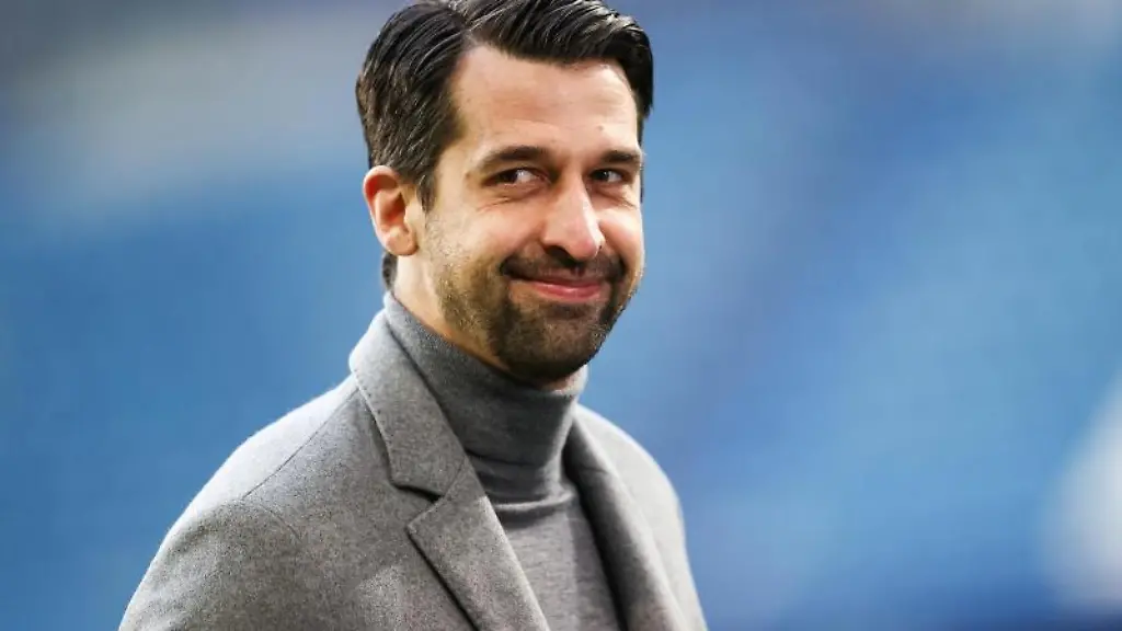 Jonas-Boldt-Sportvorstand-des-Hamburger-SV-laechelt-bei-einem-Interview-vor-dem-Spiel