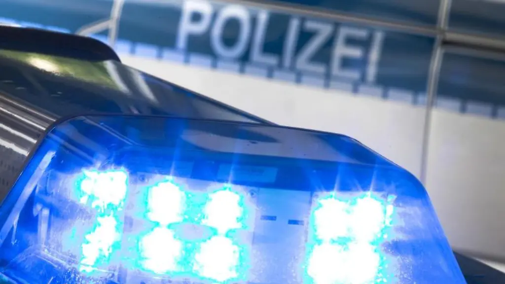 Ein-Blaulicht-auf-dem-Dach-eines-Polizeiwagens