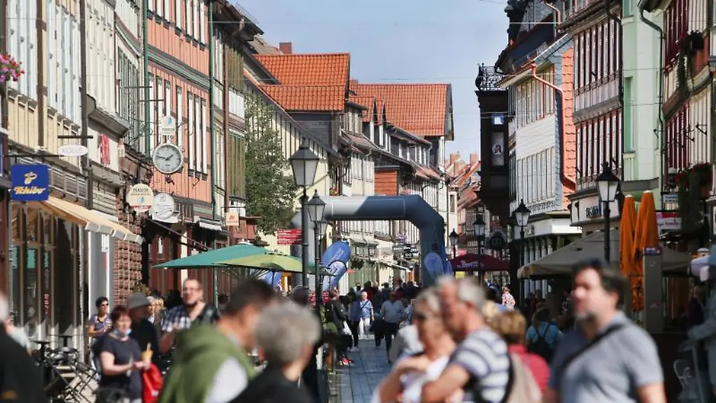 Ausfluegler-flanieren-durch-das-Stadtzentrum-Wernigerodes