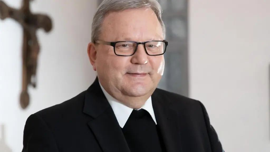 Franz-Josef-Bode-Bischof-des-Bistums-Osnabrueck-steht-im-Bischofshaus-vor-einem-Kreuz