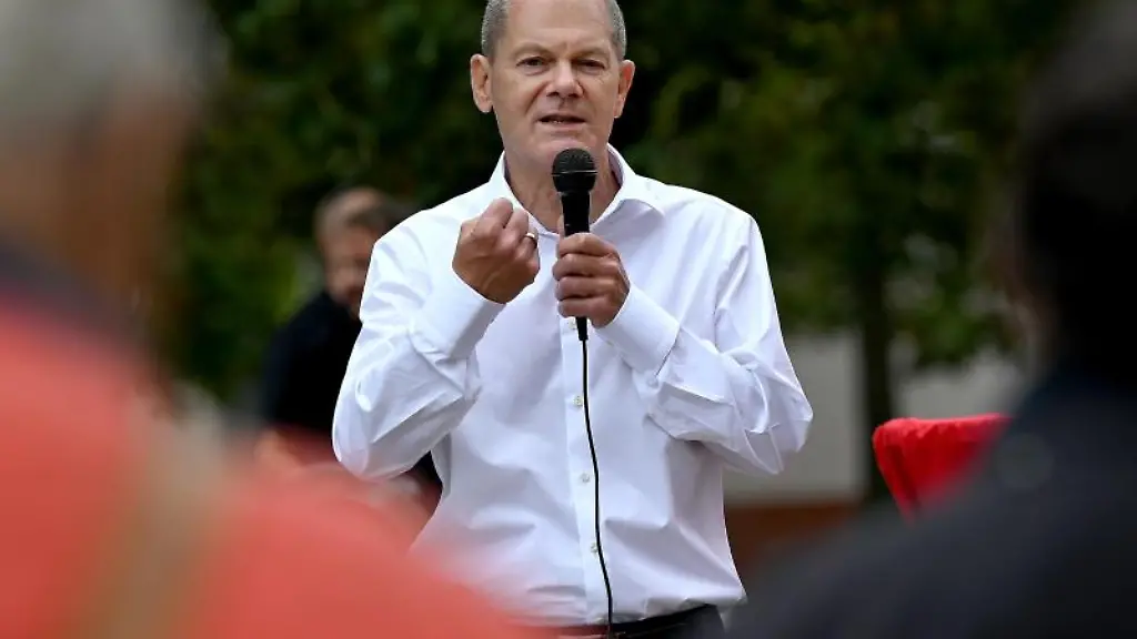 Olaf-Scholz-SPD-beantwortet-bei-einer-Wahlkampfveranstaltung-der-SPD-auf-dem-Johannes-Kepler-Platz-die-Fragen-der-Buerger