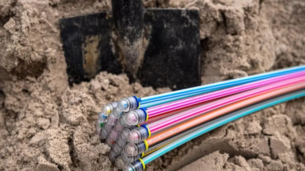 Glasfaserkabel-liegen-auf-einer-Baustelle