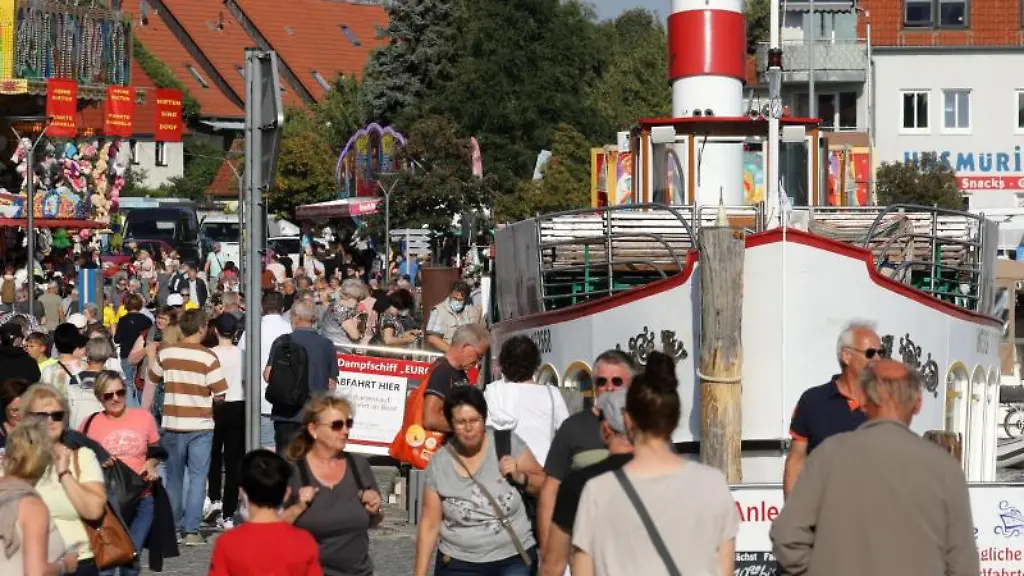 Besucher-sind-bei-der-Mueritz-Sail-im-Stadthafen-unterwegs