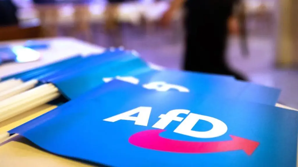 Faehnchen-mit-dem-Logo-der-AfD-liegen-auf-einem-Tisch