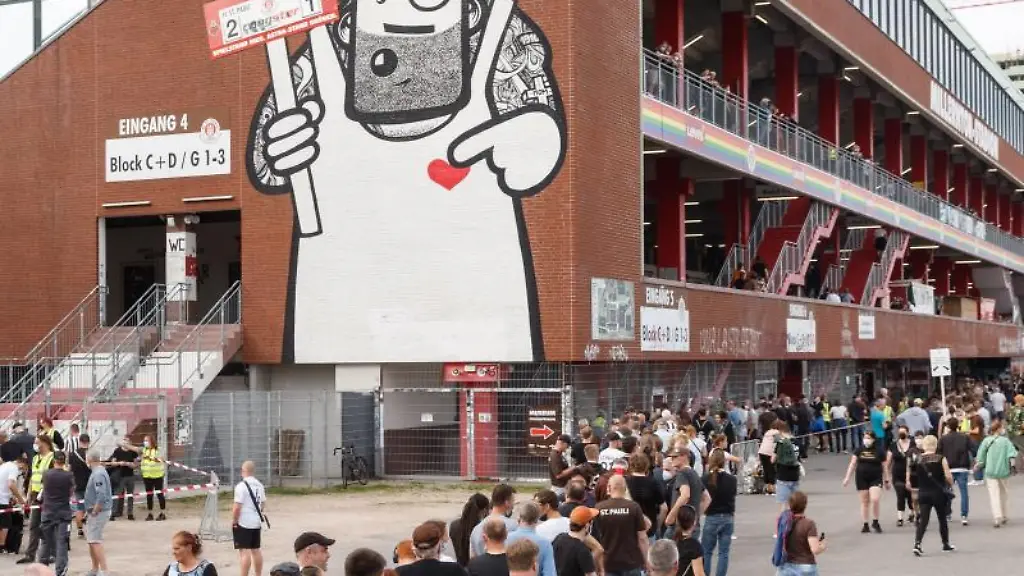 Fans-warten-vor-dem-Millerntor-Stadion