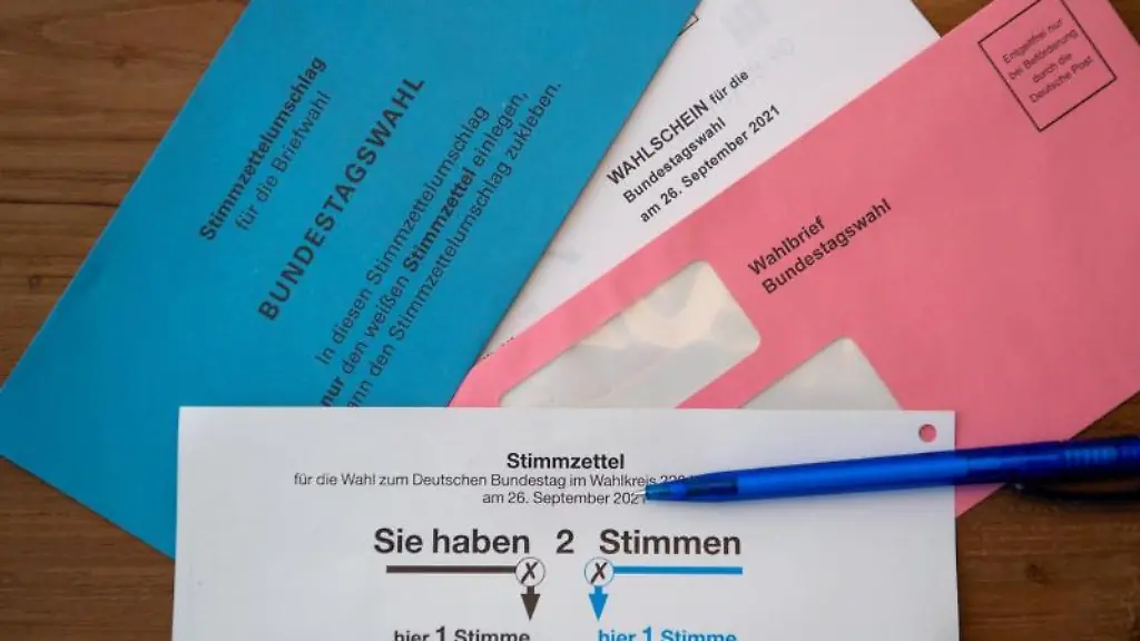 Briefwahlunterlagen-fuer-die-Bundestagswahl-2021-liegen-auf-einem-Tisch