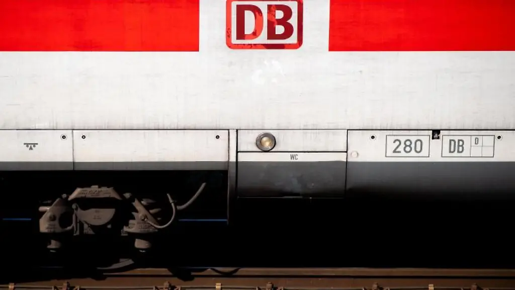 Ein-im-Hauptbahnhof-abgestellter-ICE-ist-mit-dem-Logo-der-Deutschen-Bahn-DB-beklebt