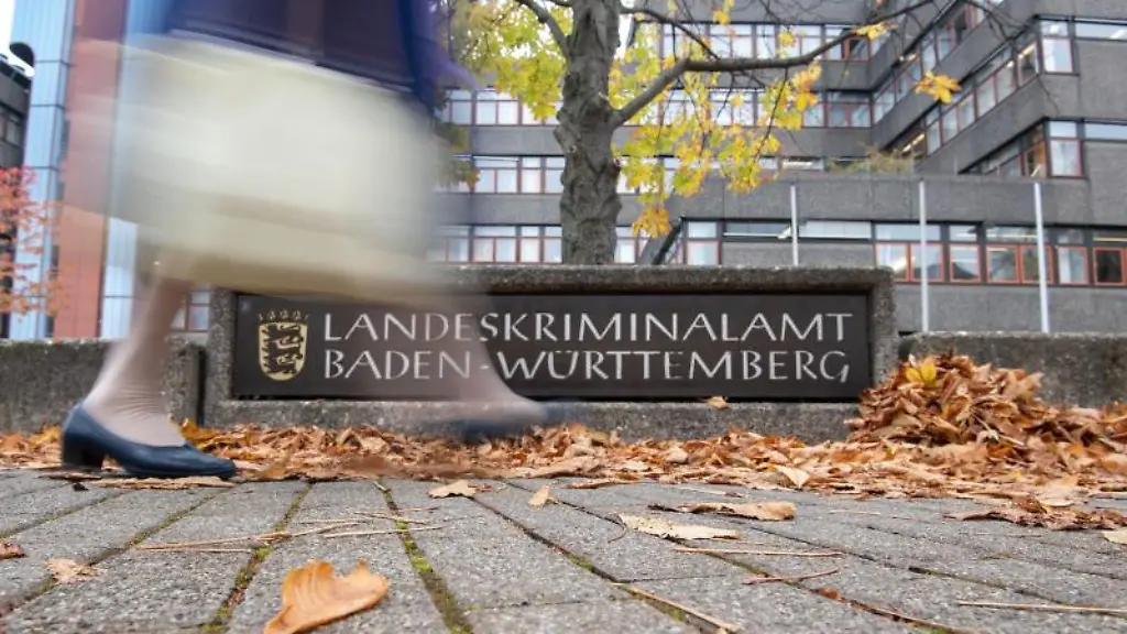 Eine-Frau-geht-am-Landeskriminalamt-Baden-Wuerttemberg-LKA-vorbei