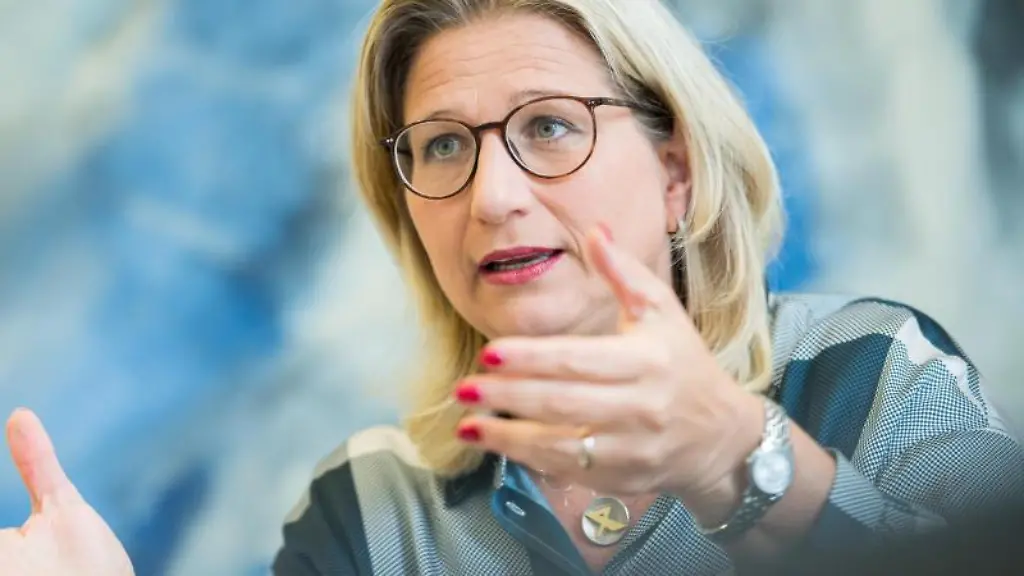 Anke-Rehlinger-SPD-Saarlands-Ministerin-fuer-Wirtschaft-gestikuliert